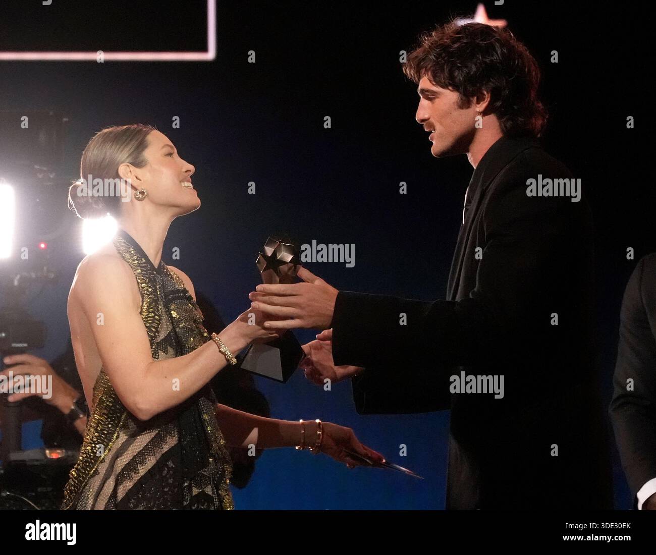 Jessica Biel Left Presents Jacob Elordi The Award For Best Supporting jessica-biel-left-presents-jacob-elordi-the-award-for-best-supporting