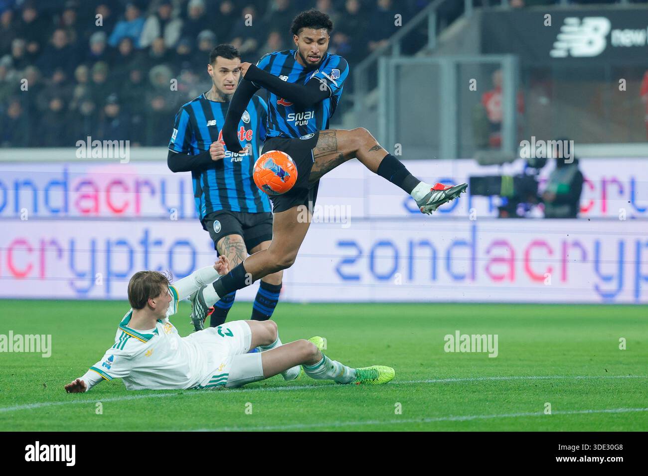 Bergamo, Italy. 03rd Jan, 2026. Éderson José dos Santos Lourenço da Silva,  known as Éderson of Atalanta BC under pressure from Jan Ziolkowski of AS  Roma during the Italian Serie A soccer
