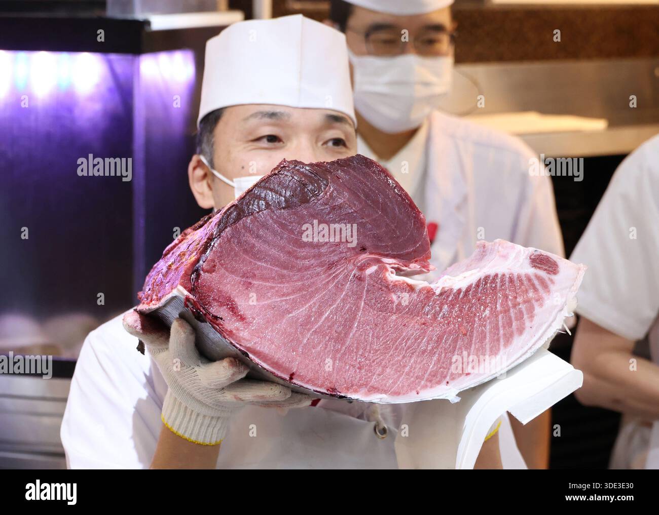 Tokyo, Japan. 5th Jan, 2026. A sushi chef of Japan's sushi restaurant chain Sushizanmai displays a block meat of a 243kg bluefin tuna at his sushi restaurant in Tokyo as he won to buy at an auction on Monday, January 5, 2025. The tuna is traded with a price of 510.3 million yen at the New Year auction at the Toyosu market on January 5. (photo by Yoshio Tsunoda/AFLO) Credit: Aflo Co. Ltd./Alamy Live News Stock Photo