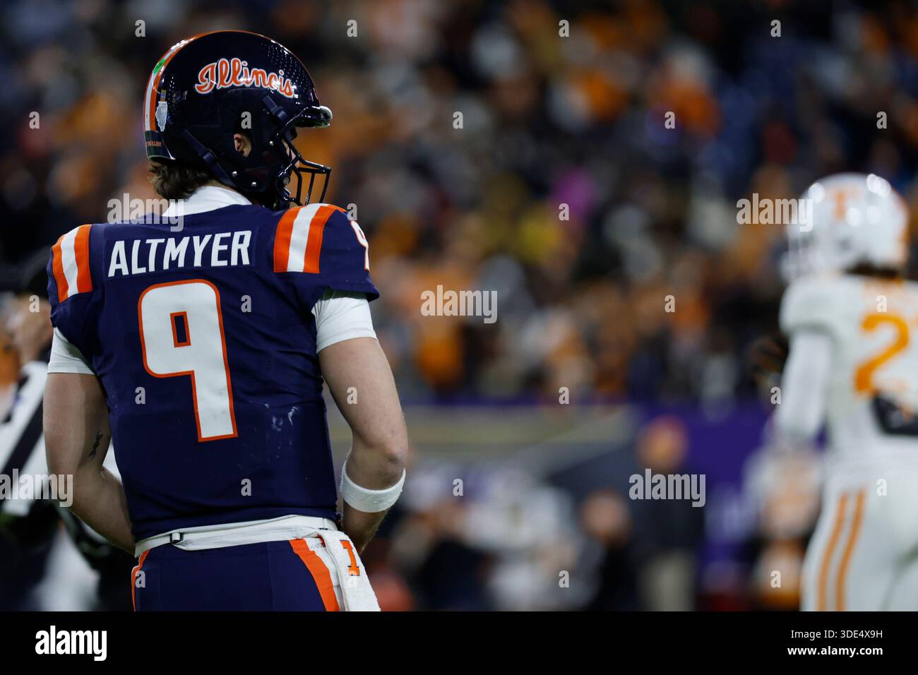 NASHVILLE, TN - DECEMBER 30: Illinois Fighting Illini quarterback Luke ...