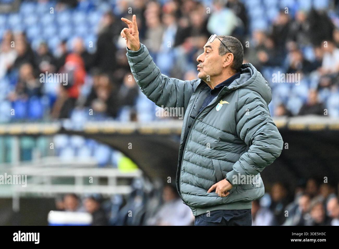 Maurizio Sarri Napoli stadium celebration Tactical Pivot: From Rigidity to Fluidity