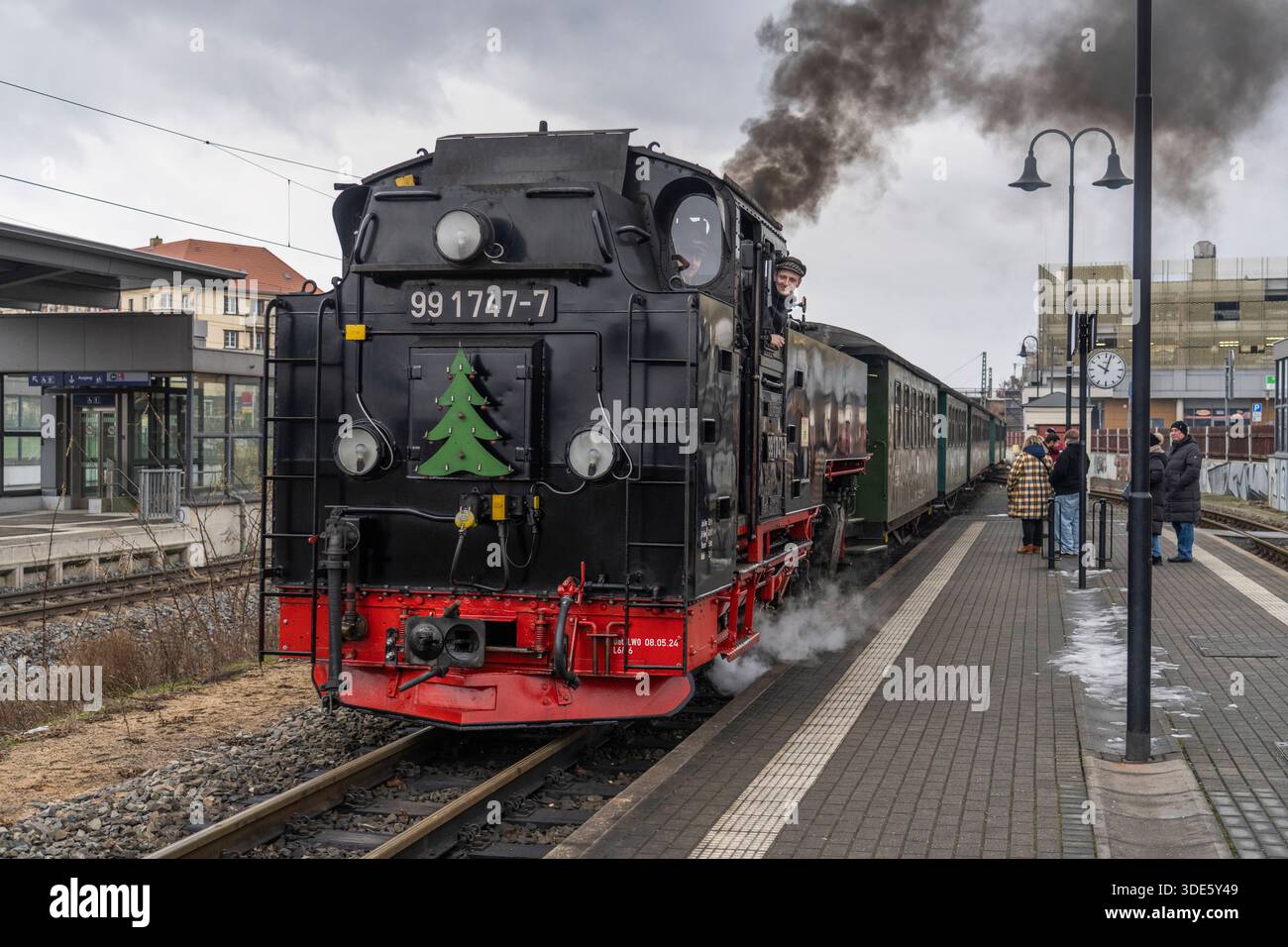 Ein Zug der Lößnitzgrundbahn auf dem Bahnhof Radebeul-Ost Landkreis ...