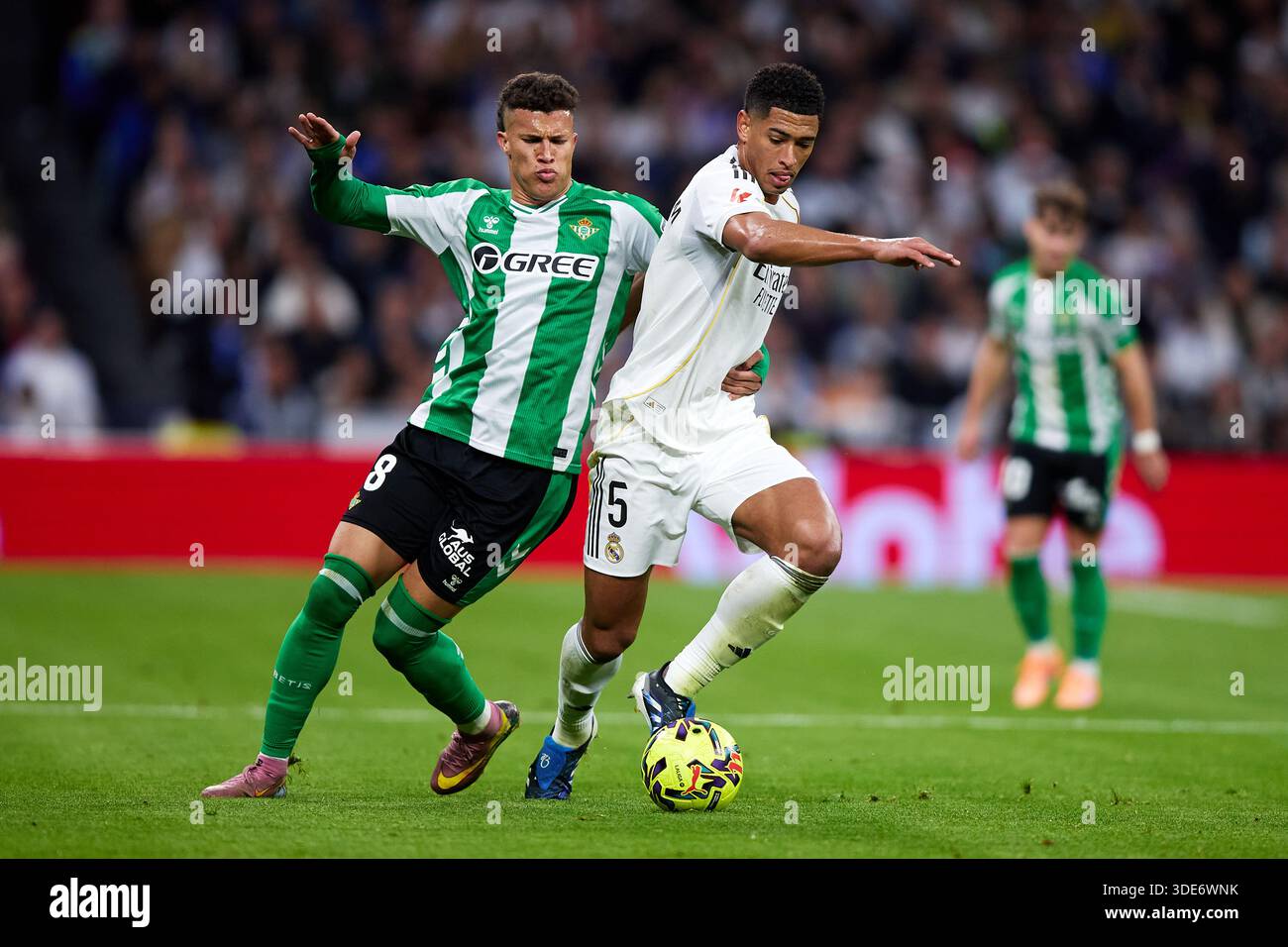 MADRID, SPAIN - JANUARY 04: Nelson Alexander Deossa of Real Betis competes for the ball with Jude Bellingham of Real Madrid during the LaLiga EA Sport Stock Photo