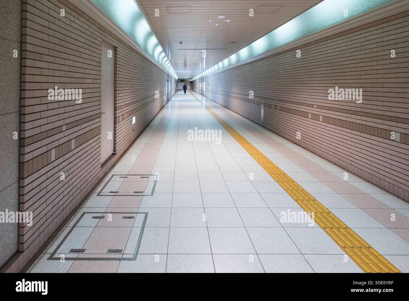 Japan tactile paving hi-res stock photography and images - Alamy
