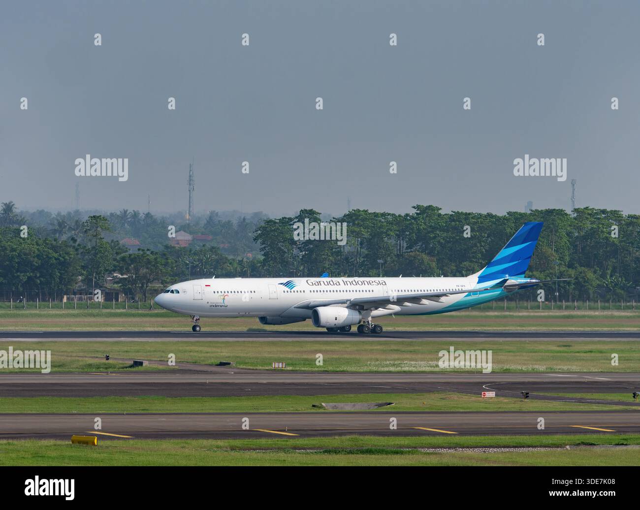 Garuda indonesia a330 300 hi-res stock photography and images - Alamy