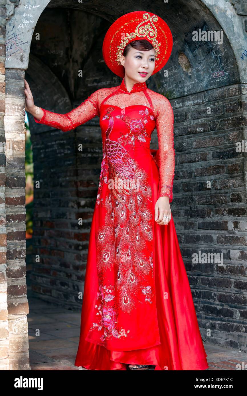 vietnamese wedding dress Dress/Ao Dai Women's Size Small (0-2) Each top is a true work of art Beautiful, attractive Vietnamese bride posing