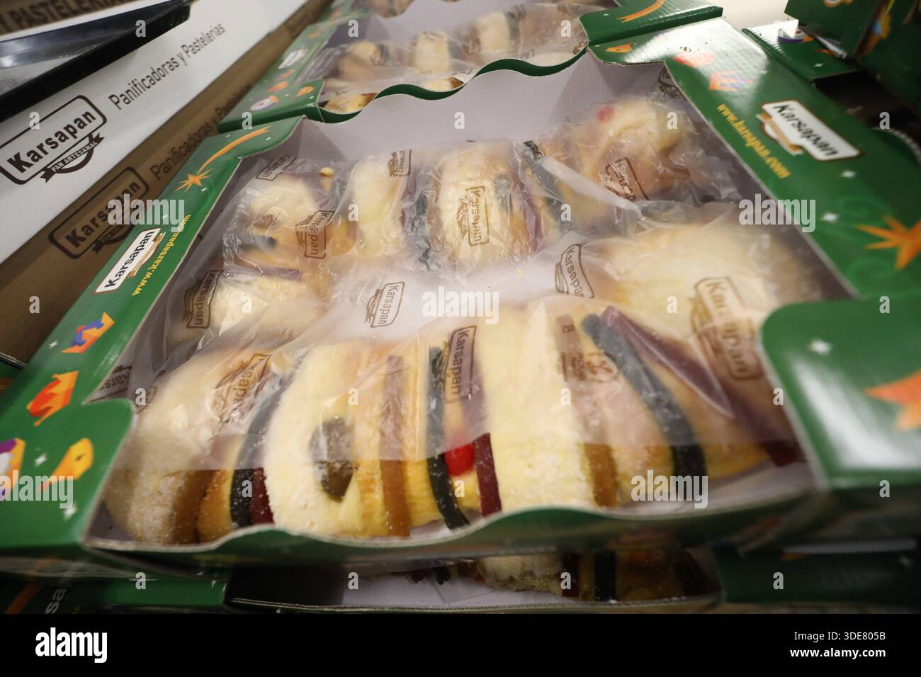 Sale of Rosca de Reyes for Three Kings Day Traditional Rosca de Reyes ...