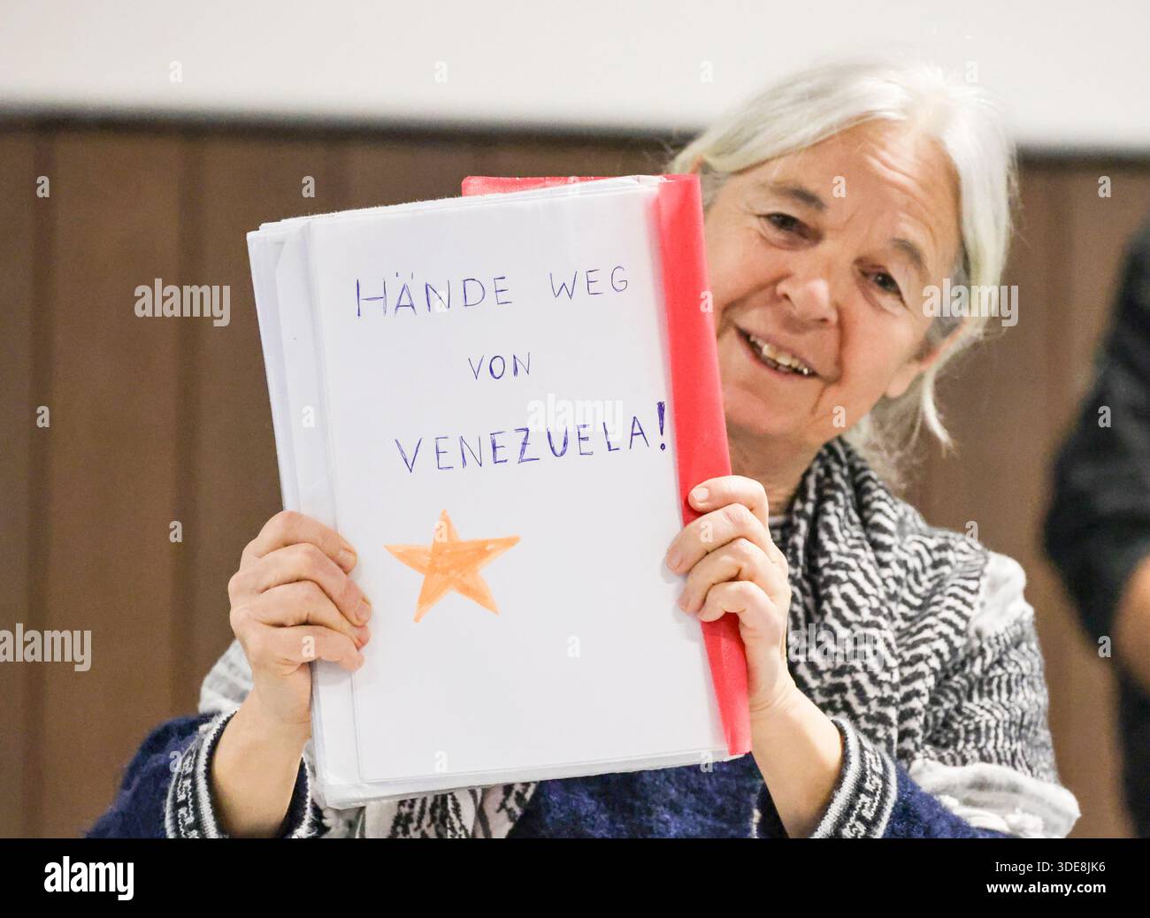 Verden, Germany. 06th Jan, 2026. The defendant Daniela Klette holds up ...