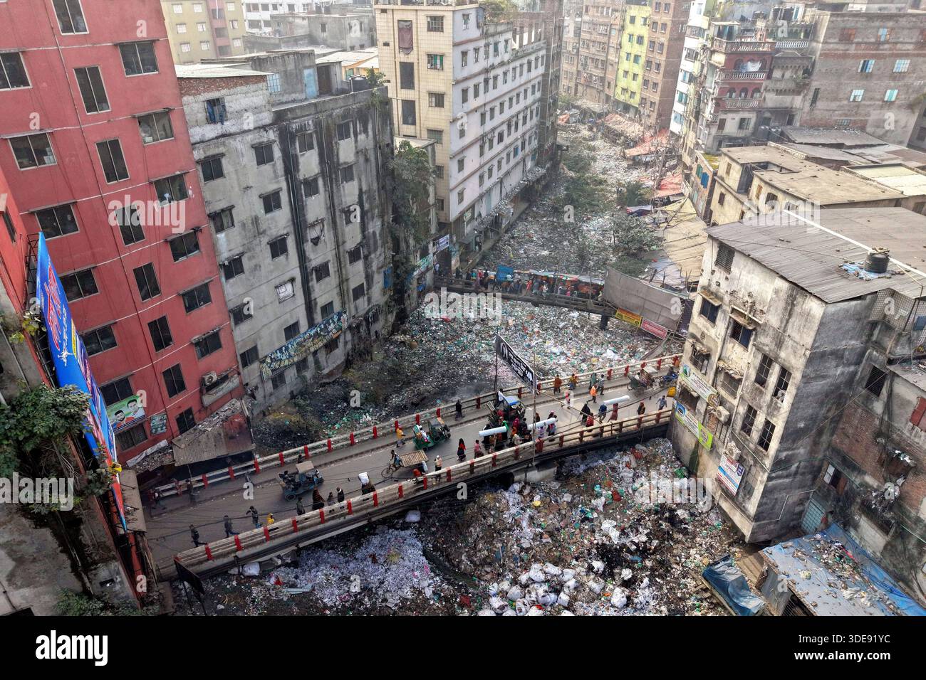 Chloggen Usage Example Dhaka, Dhaka, Bangladesh. 6th Jan, 2026. The Shuvaddya canal, connected ...