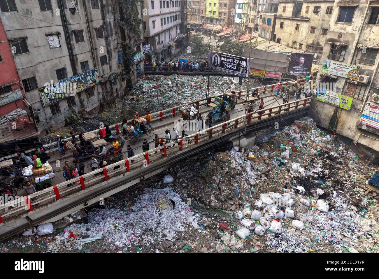 Chloggen Usage Example Dhaka, Dhaka, Bangladesh. 6th Jan, 2026. The Shuvaddya canal, connected ...