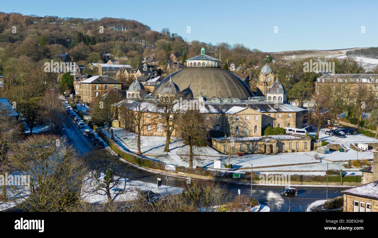 The University of Derby, Buxton Campus, the Devonshire Dome formerly the Great Stables of the Duke of Devonshire, to the right with a covering of snow Stock Photo
