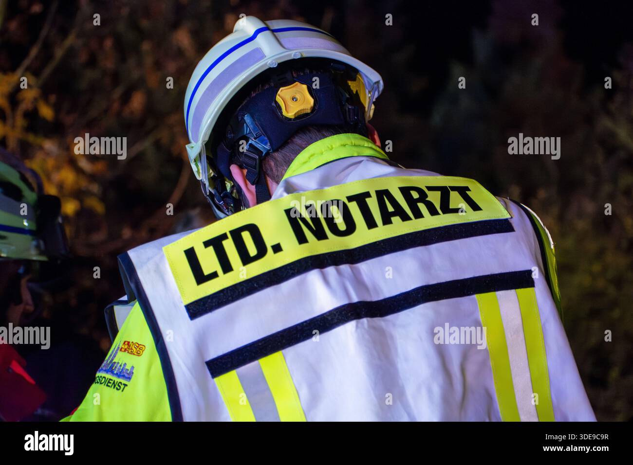 Notarzt im Einsatz bei nächtlichem Rettungseinsatz. Emergency physician during nighttime rescue operation. Stock Photo
