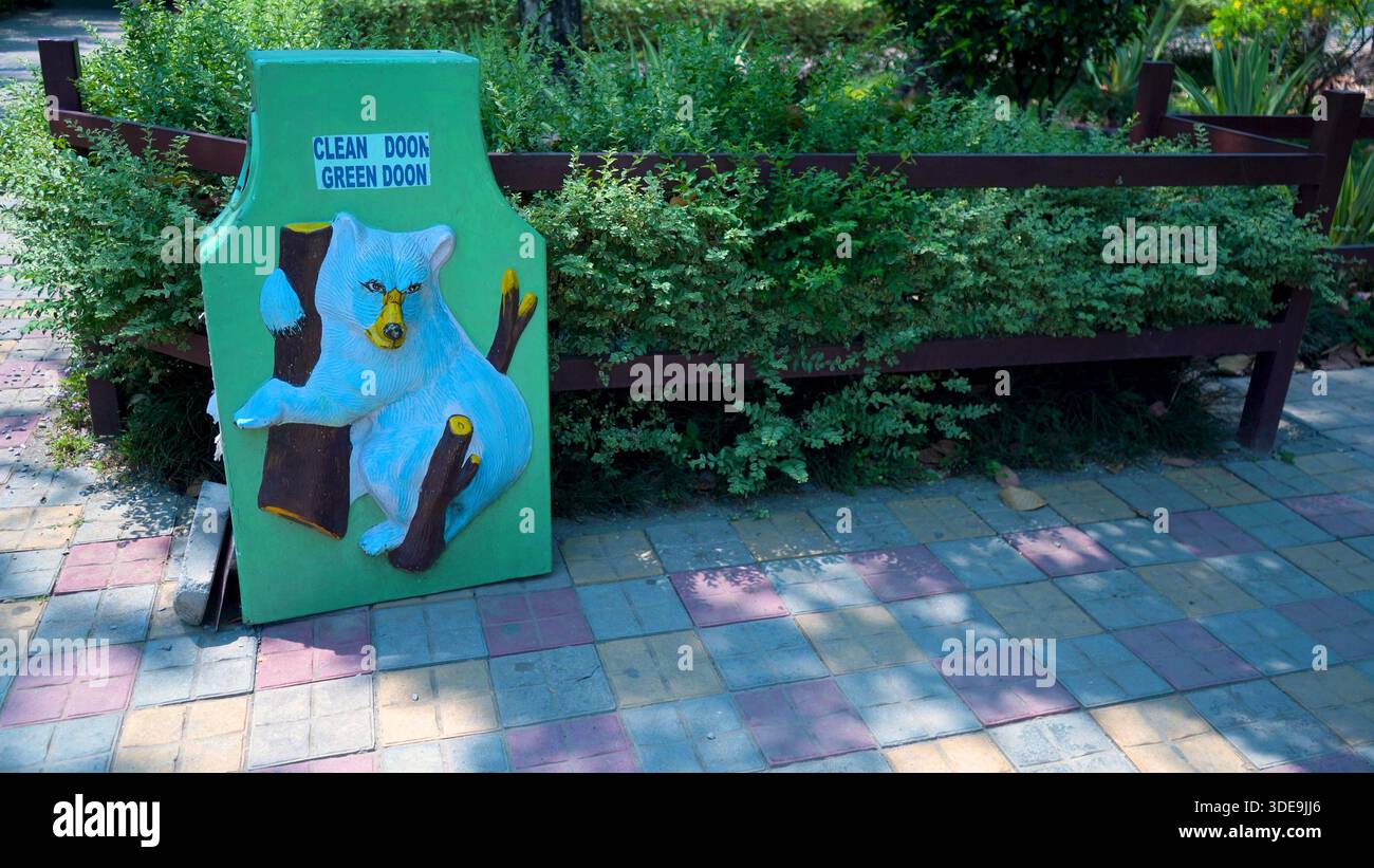 Dustbin Use and Its Role in Waste Management Stock Photo - Alamy