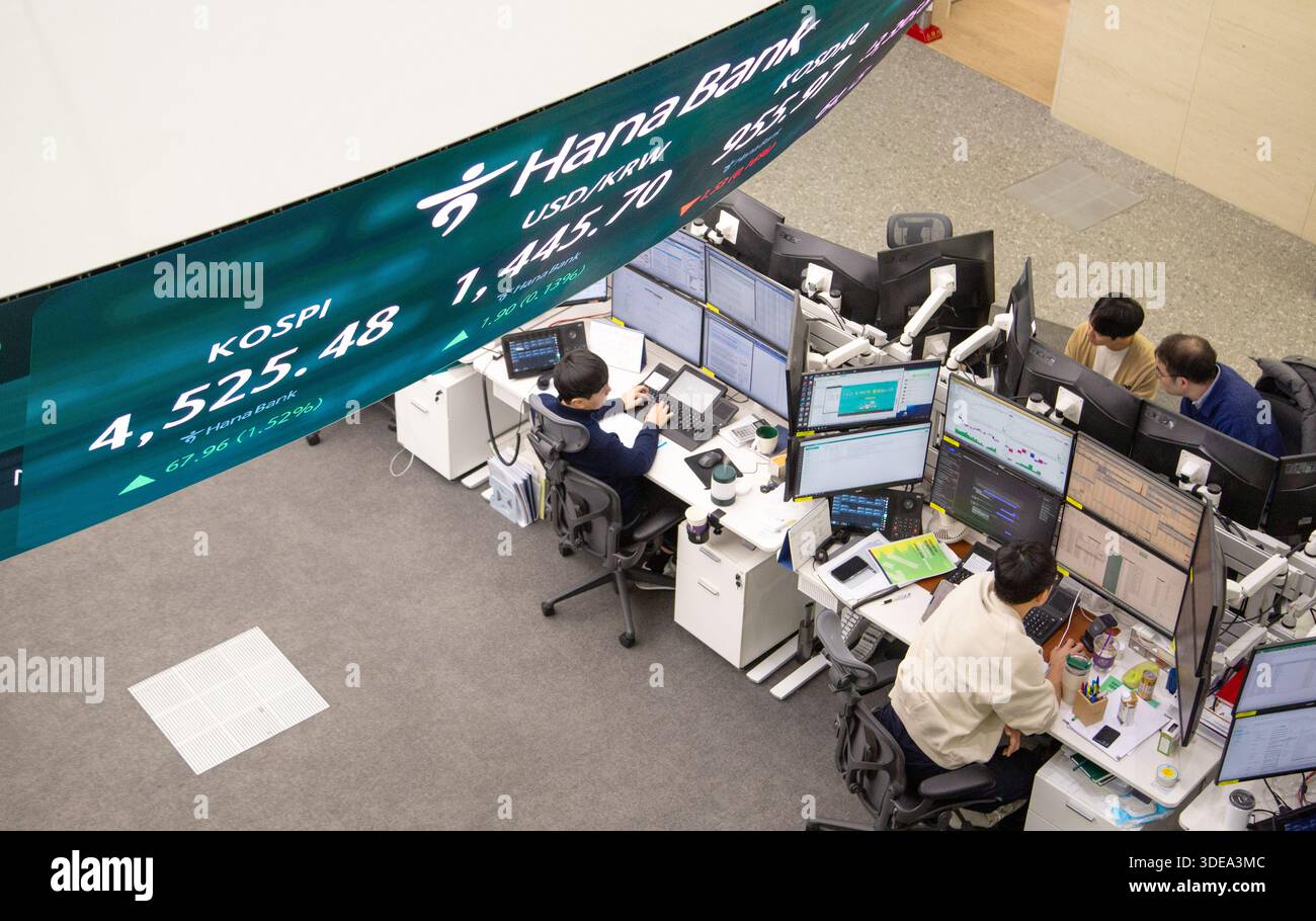 South Korean stocks and exchange rate, Jan 6, 2026 : Currency traders work as a screen shows exchange rates and KOSPI (Korea Composite Stock Price Index) at a dealing room of Hana Bank in Seoul, South Korea. The benchmark KOSPI climbed 67.96 points, or 1.52 percent, to finish at a new record high of 4,525.48, breaking the 4,500-point mark for the first time, local media reported. Credit: Lee Jae-Won/AFLO/Alamy Live News Stock Photo