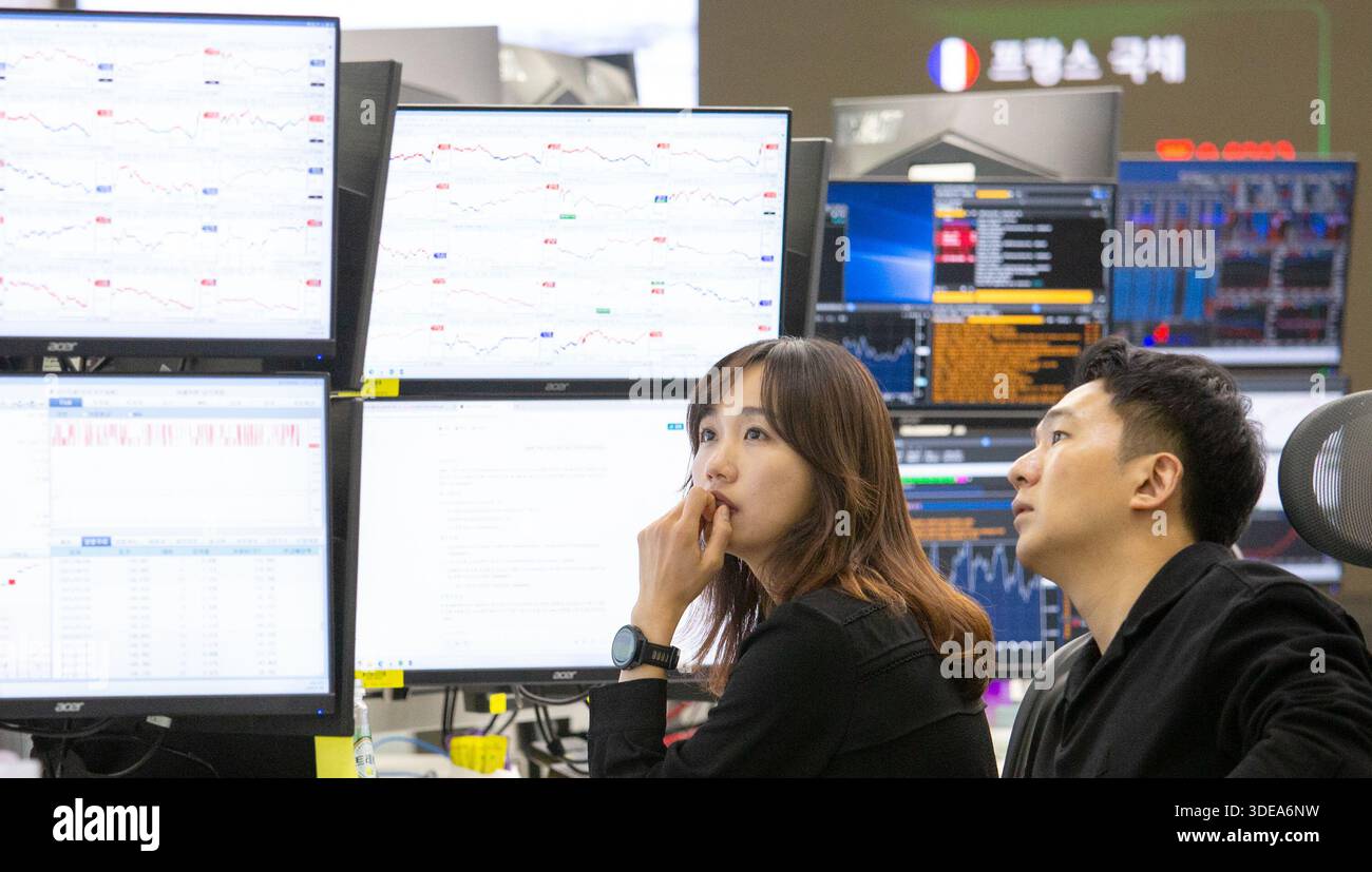 South Korean stocks and exchange rate, Jan 6, 2026 : Currency traders work at a dealing room of Hana Bank in Seoul, South Korea. The benchmark KOSPI (Korea Composite Stock Price Index) climbed 67.96 points, or 1.52 percent, to finish at a new record high of 4,525.48, breaking the 4,500-point mark for the first time, local media reported. Credit: Lee Jae-Won/AFLO/Alamy Live News Stock Photo