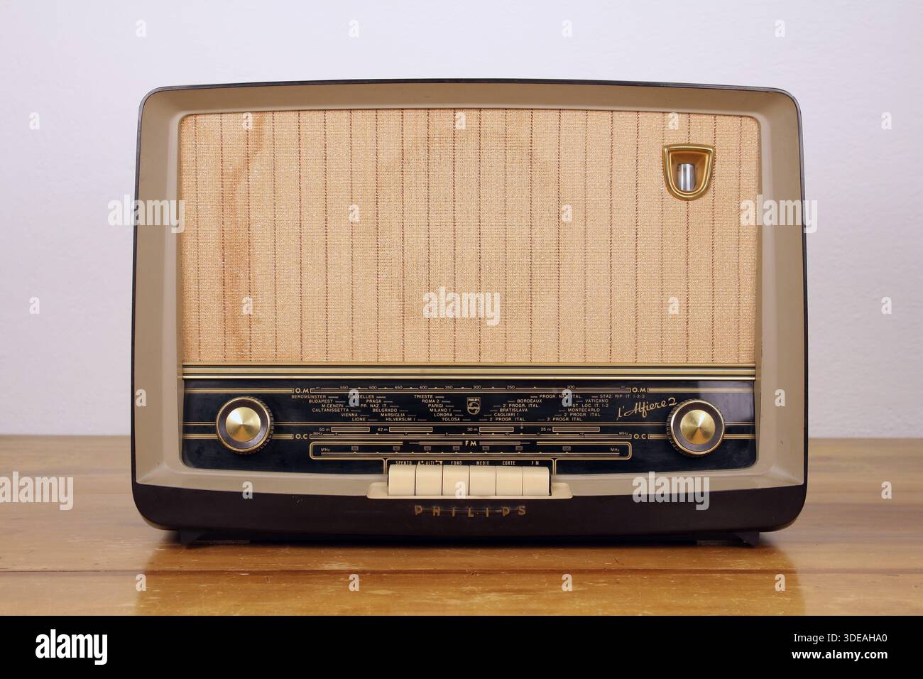 Old vintage radio from 1950 hi-res stock photography and images 