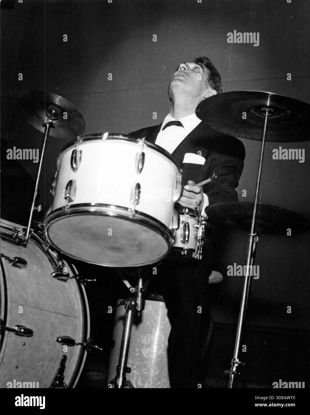 Der amerikanische Jazzschlagzeuger Gene Krupa bei einem Jazzkonzert in München, circa 1956. Berühmt wurde er für seine langen Drum-Soli. Hochformat 24 x 30 Stock Photo