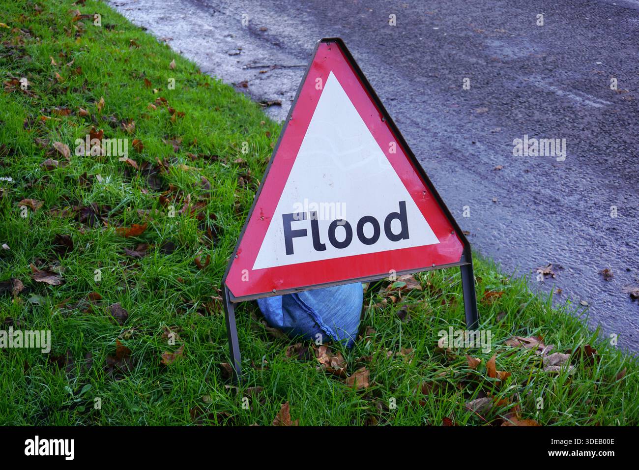 Heavy Rainfall Sign Flood warning sign beside road after heavy rainfall in the UK. Sign for ...