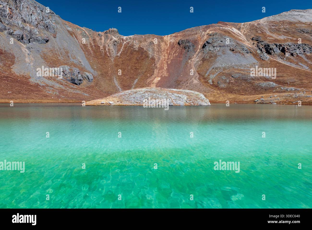 Green water green mountains hi-res stock photography and images - Alamy