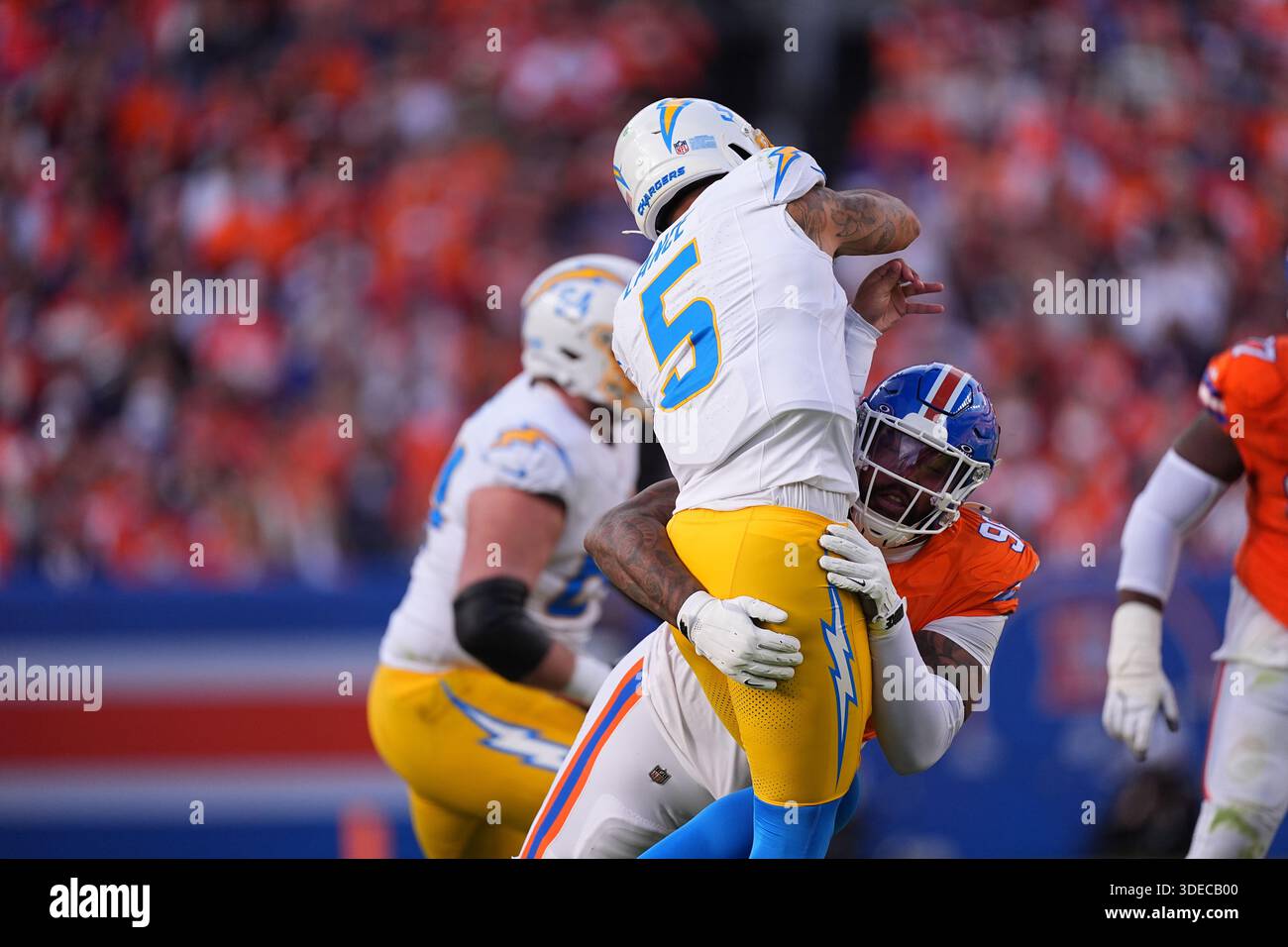 denver-broncos-defensive-tackle-eyioma-uwazurike-96-hits-los-angeles