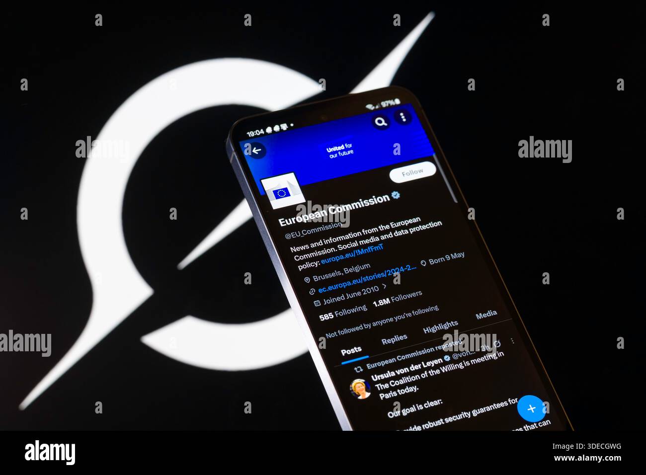 Brussels, Belgium. 06th Jan, 2026. The European Commission X profile is displayed on a mobile phone with the Grok icon visible seen in the background. In this photo illustration. Taken in Brussels, Belgium, on 6 January 2026. (Jonathan Raa/Sipa USA) *** Strictly for editorial news purposes only *** Credit: Sipa USA/Alamy Live News Stock Photo