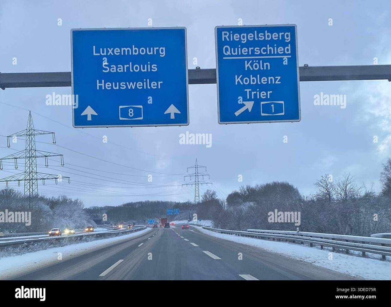 06.01.2026, Straßenschilder, Transporte und Verkehr v.l.n.r ...