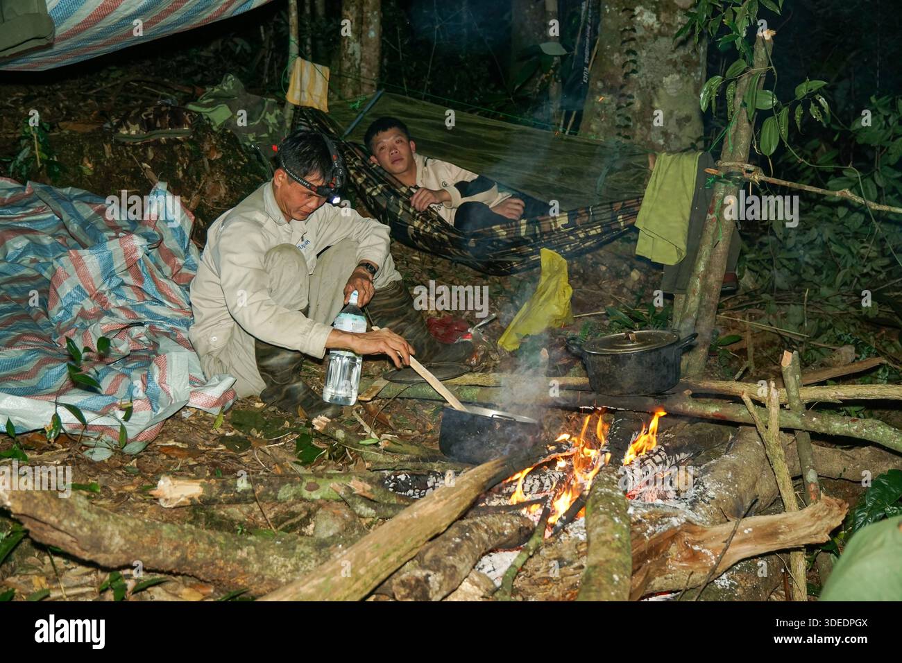 Basic jungle skills hi-res stock photography and images - Alamy