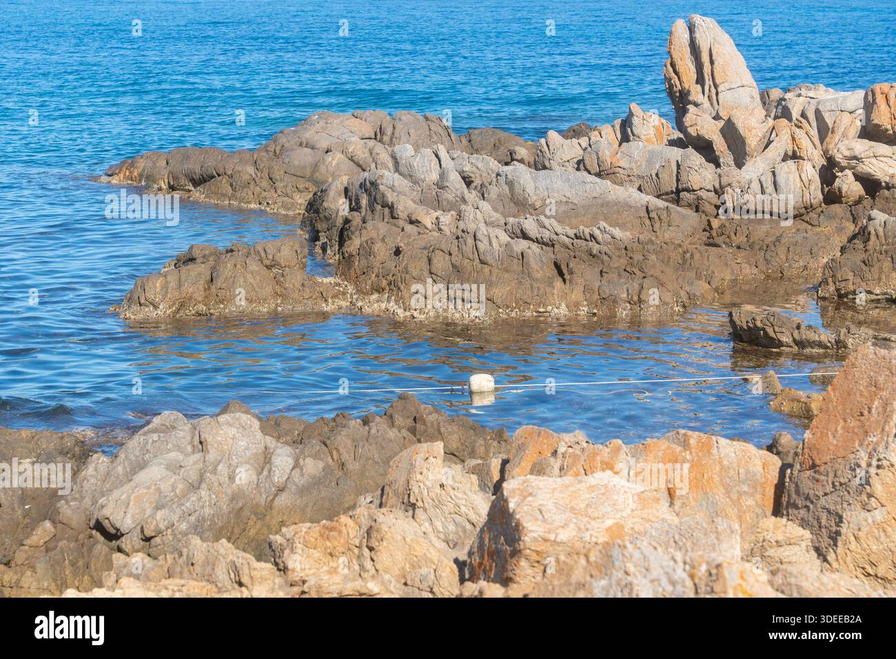 Ocean waves on rock shore hi-res stock photography and images - Alamy