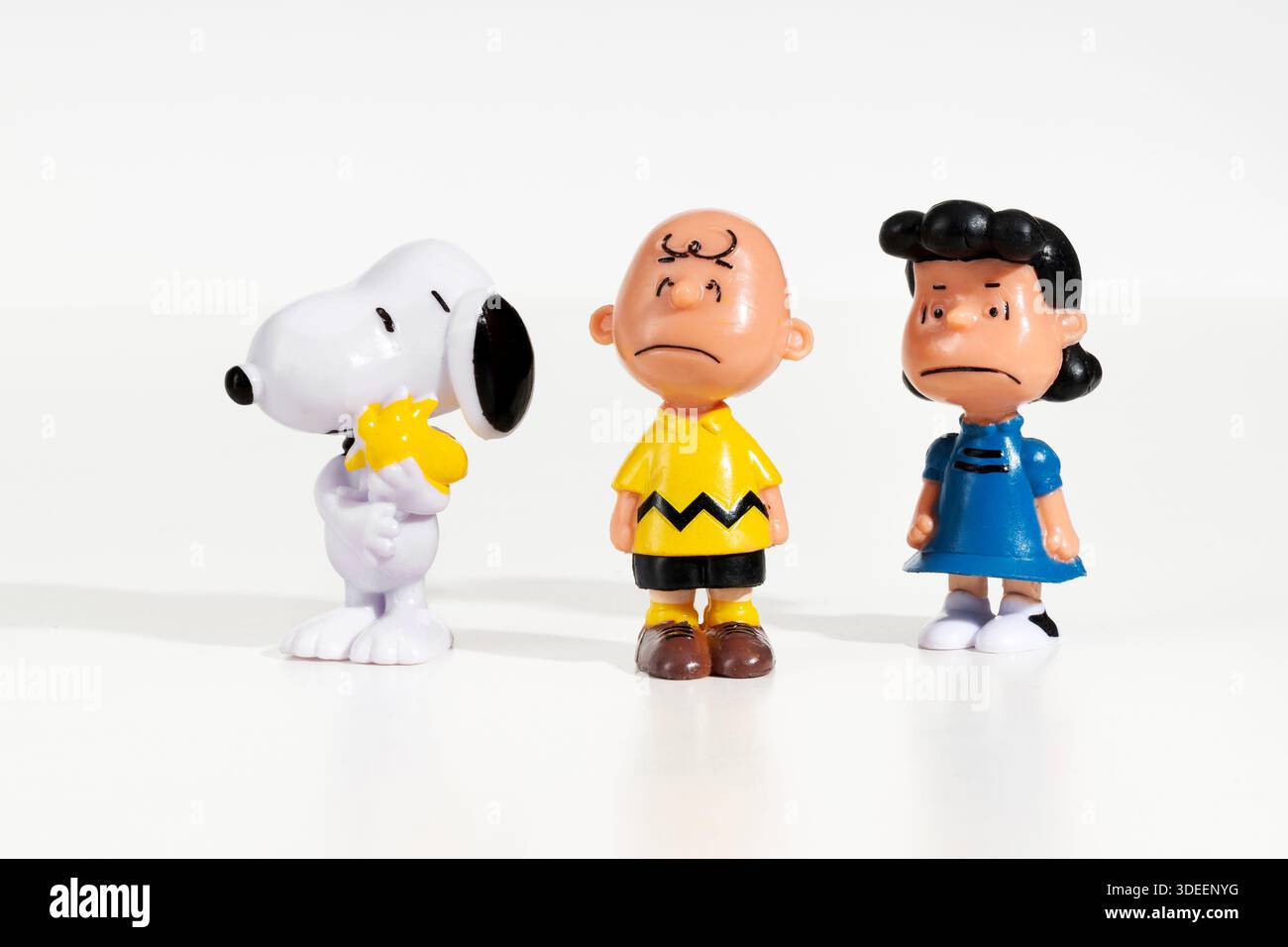 snoopy dressed as charlie brown Peanuts Charlie Brown Men's Costume XL main image 0