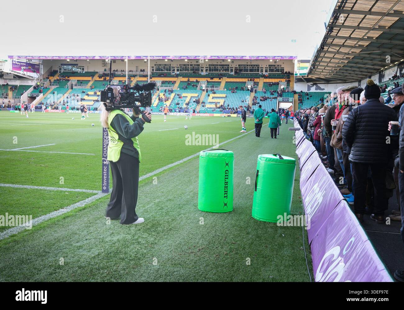 Spectator Watching Rugby Match On sunday december 2025 hi-res stock photography and images - Alamy