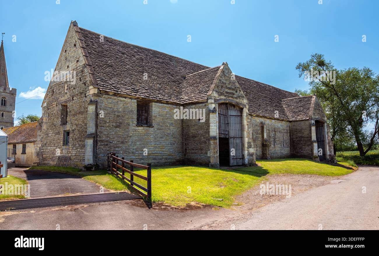 Medieval barn england hi-res stock photography and images - Alamy