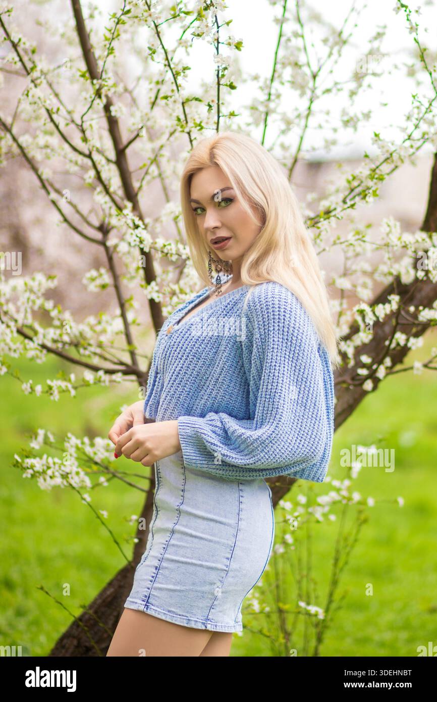 Woman looking to the side dress floral hi-res stock photography and images - Alamy Woman looking to the side dress floral hi-res stock photography and images - Alamy