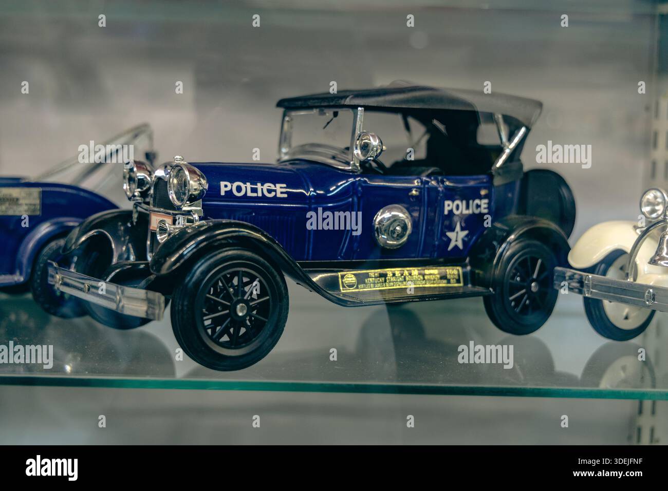 Vintage car displays hi-res stock photography and images - Alamy