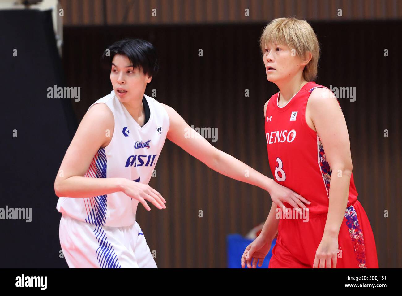 nd Yoyogi Gymnasium, Tokyo, Japan. 8th Jan, 2026. (L-R) Ramu Tokashiki (Wings), Maki Takada (Iris), JANUARY 8, 2026 - Basketball : Empress's Cup Basketball 2025-26 Final Round Quarter-final match between Aisin Wings - Denso Iris at 2nd Yoyogi Gymnasium, Tokyo, Japan. Credit: YUTAKA/AFLO SPORT/Alamy Live News Stock Photo