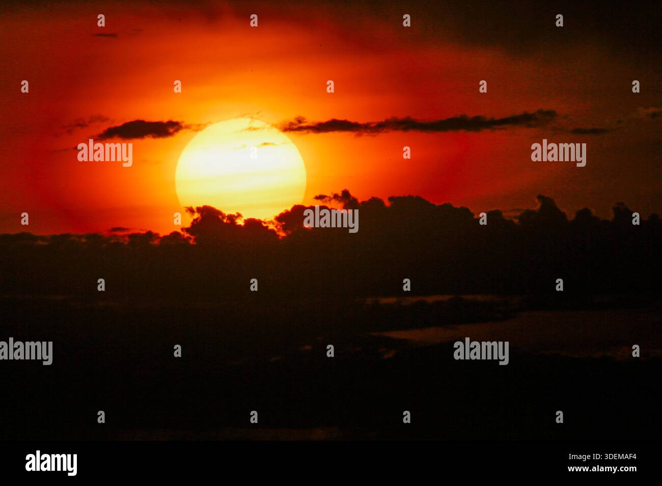 Melbourne, Australia. 08th Jan, 2026. The sun sets over Point Cooke Marine Sanctuary amid ongoing heatwave conditions in Victoria. Tomorrow, Victoria will continue to experience extreme weather, with temperatures forecast to reach 41 °C in Melbourne and up to 43 °C in regional areas. Bushfire warnings, including “leave immediately” notices near Longwood, are in place, while damaging wind gusts of up to 90-110 km/h are forecast to affect Melbourne and surrounding areas. Credit: SOPA Images Limited/Alamy Live News Stock Photo