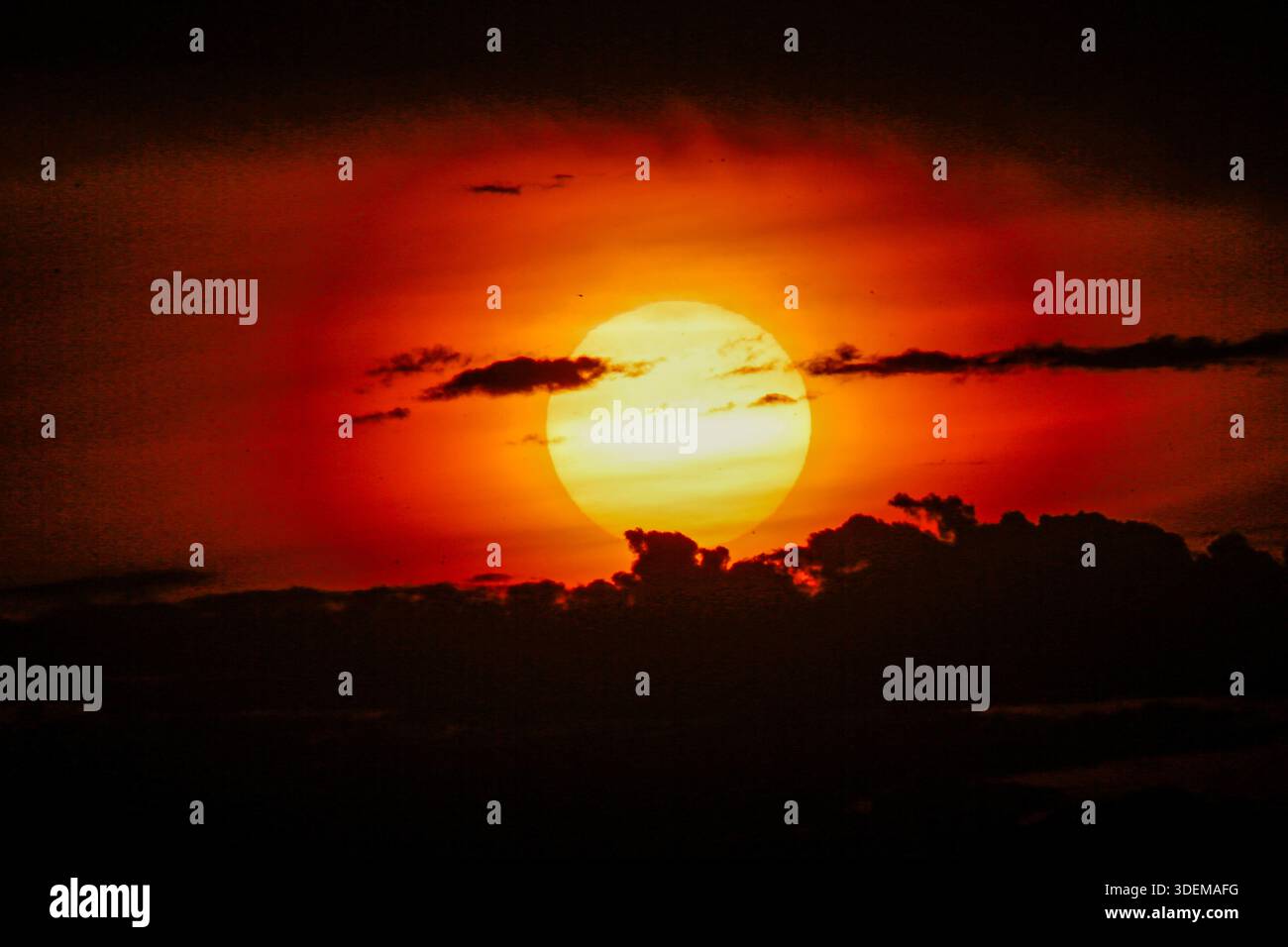 Melbourne, Australia. 08th Jan, 2026. The sun sets over Point Cooke Marine Sanctuary amid ongoing heatwave conditions in Victoria. Tomorrow, Victoria will continue to experience extreme weather, with temperatures forecast to reach 41 °C in Melbourne and up to 43 °C in regional areas. Bushfire warnings, including “leave immediately” notices near Longwood, are in place, while damaging wind gusts of up to 90-110 km/h are forecast to affect Melbourne and surrounding areas. Credit: SOPA Images Limited/Alamy Live News Stock Photo