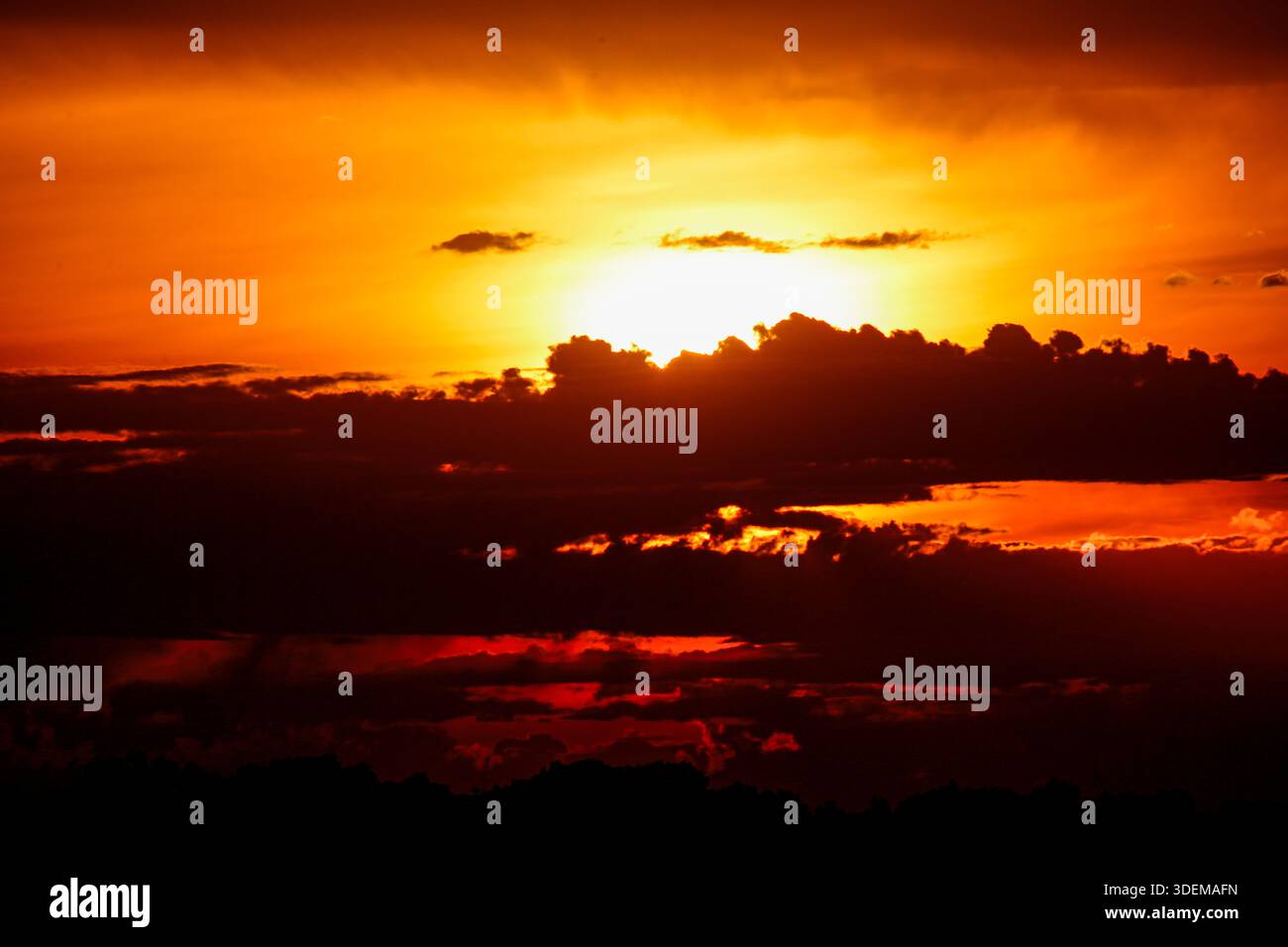 Melbourne, Australia. 08th Jan, 2026. A sunset is seen at Point Cooke Marine Sanctuary ahead of continued heatwave conditions. Tomorrow, Victoria will continue to experience extreme weather, with temperatures forecast to reach 41 °C in Melbourne and up to 43 °C in regional areas. Bushfire warnings, including “leave immediately” notices near Longwood, are in place, while damaging wind gusts of up to 90-110 km/h are forecast to affect Melbourne and surrounding areas. Credit: SOPA Images Limited/Alamy Live News Stock Photo
