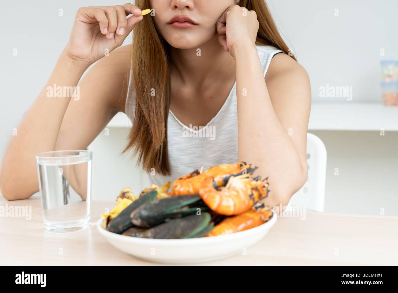 Rask Eating food allergies, women take medicine after eating sea food, itching ...
