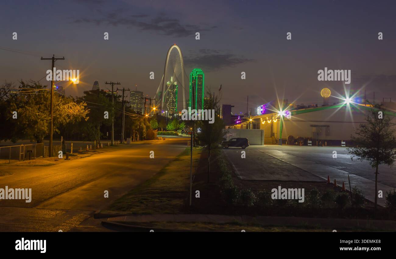 Dallas skyline at night hi-res stock photography and images - Alamy