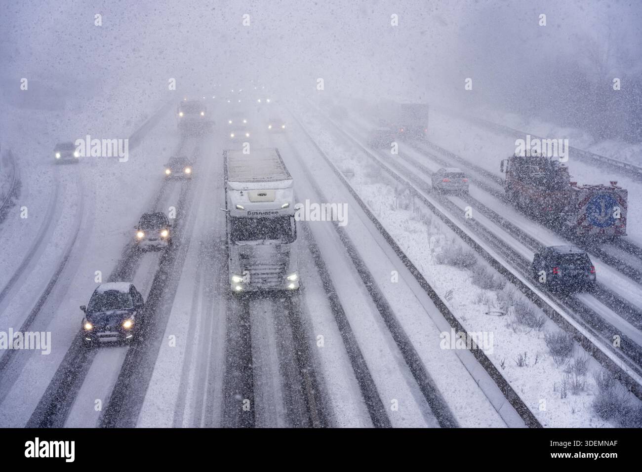 The onset of winter in North Rhine-Westphalia, heavy snowfall, A3 motorway near Hilden, near Ohligser Heide rest area, snow-covered roads, traffic is Stock Photo