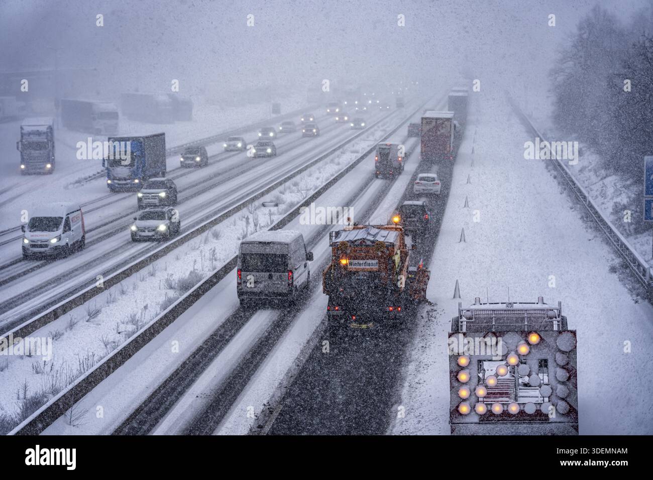 The onset of winter in North Rhine-Westphalia, heavy snowfall, A3 motorway near Hilden, near Ohligser Heide rest area, snow-covered roads, winter serv Stock Photo