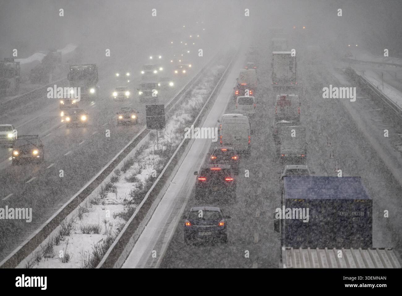 The onset of winter in North Rhine-Westphalia, heavy snowfall, A3 motorway near Hilden, near Ohligser Heide rest area, snow-covered roads, traffic is Stock Photo