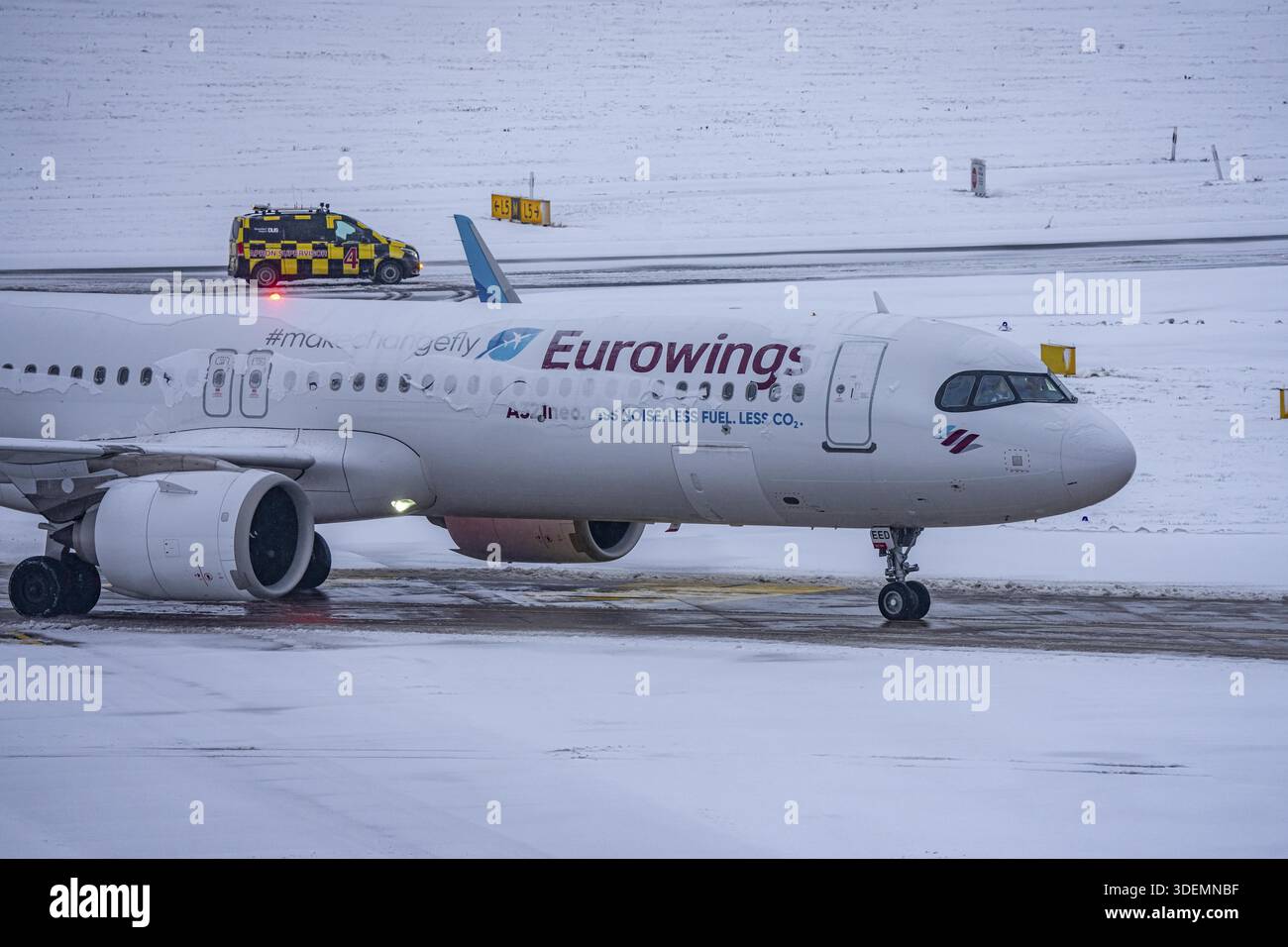The onset of winter in North Rhine-Westphalia, flight operations are maintained at Duesseldorf Airport with great effort, North Rhine-Westphalia, Germ Stock Photo