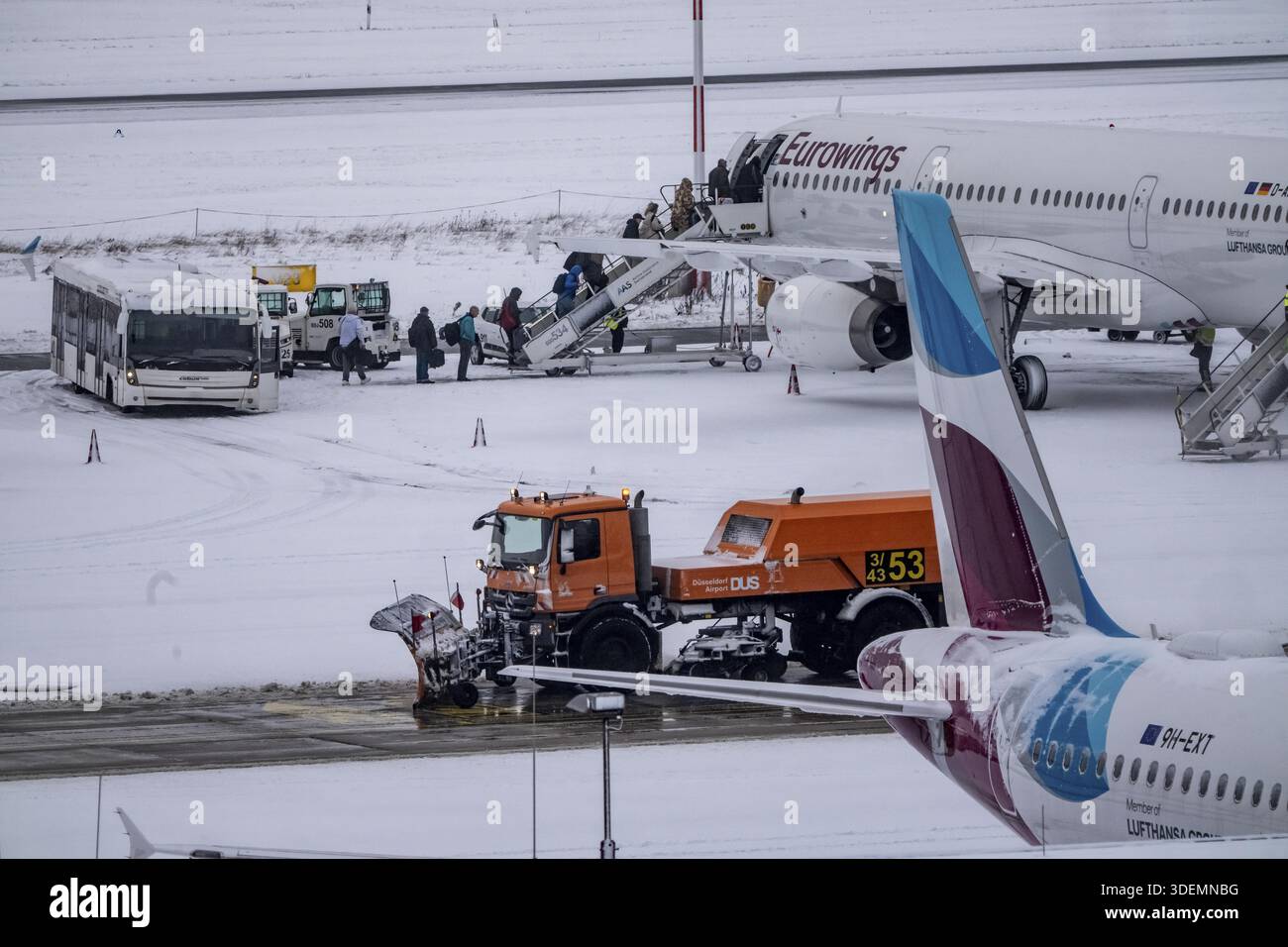 The onset of winter in North Rhine-Westphalia, flight operations are maintained at Duesseldorf airport with great effort, taxiways, passenger boarding Stock Photo