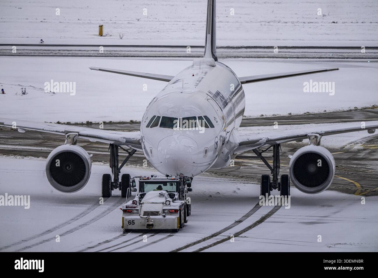 The onset of winter in North Rhine-Westphalia, flight operations are maintained at Duesseldorf Airport with great effort, North Rhine-Westphalia, Germ Stock Photo