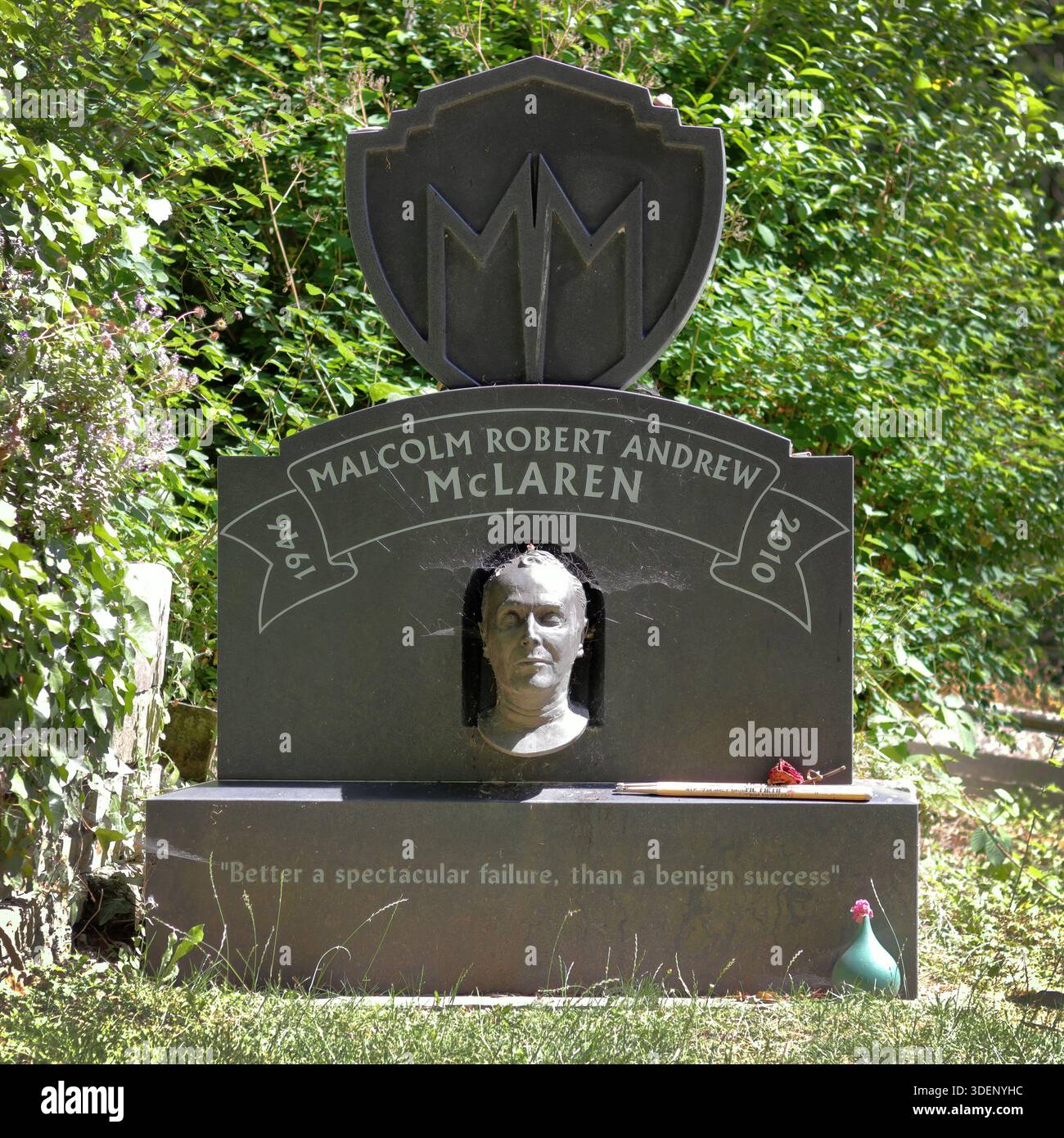 Malcolm mclaren funeral hi-res stock photography and images - Alamy