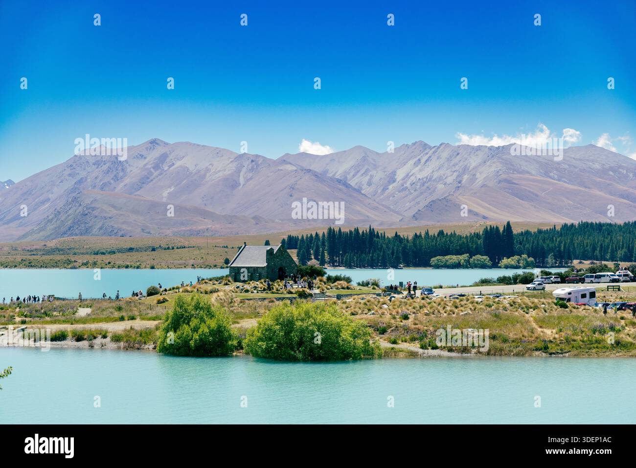 Mountain lake evergreen forest hi-res stock photography and images - Alamy