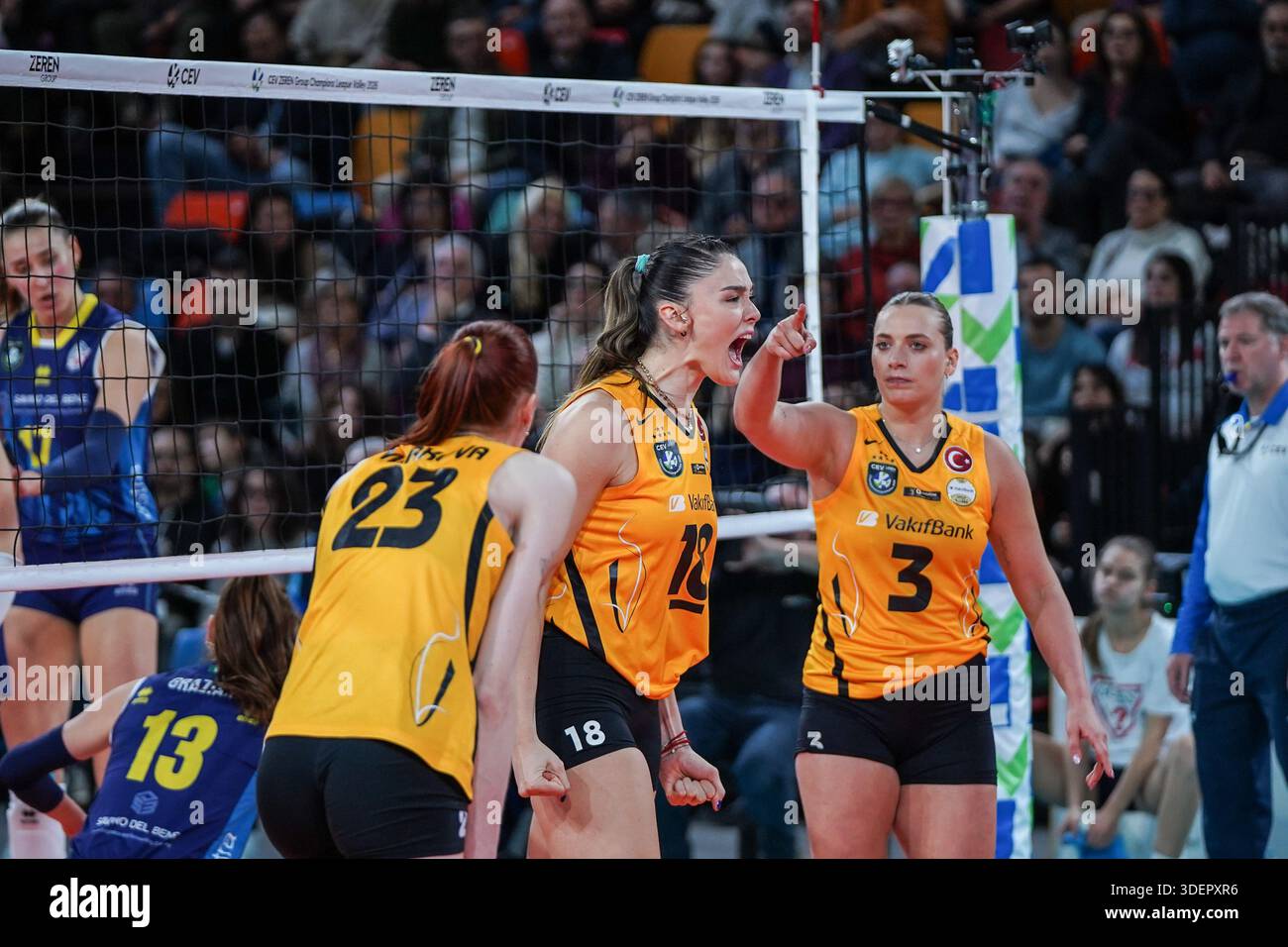 zehra-gunes-vakifbank-istanbul-exultation-during-savino-del-bene