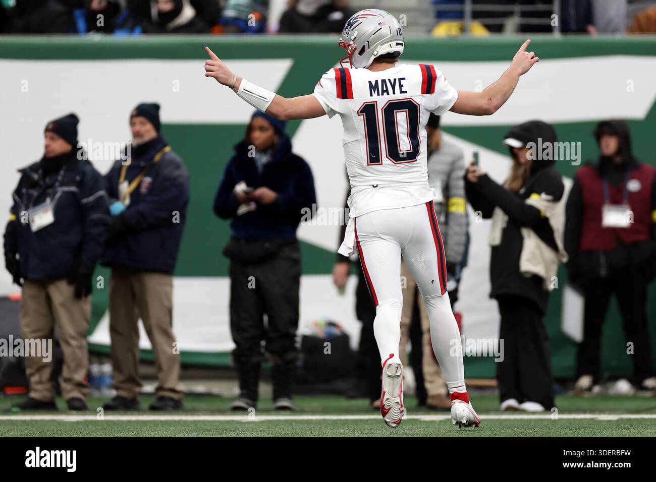 New England Patriots quarterback Drake Maye (10) reacts after throwing ...