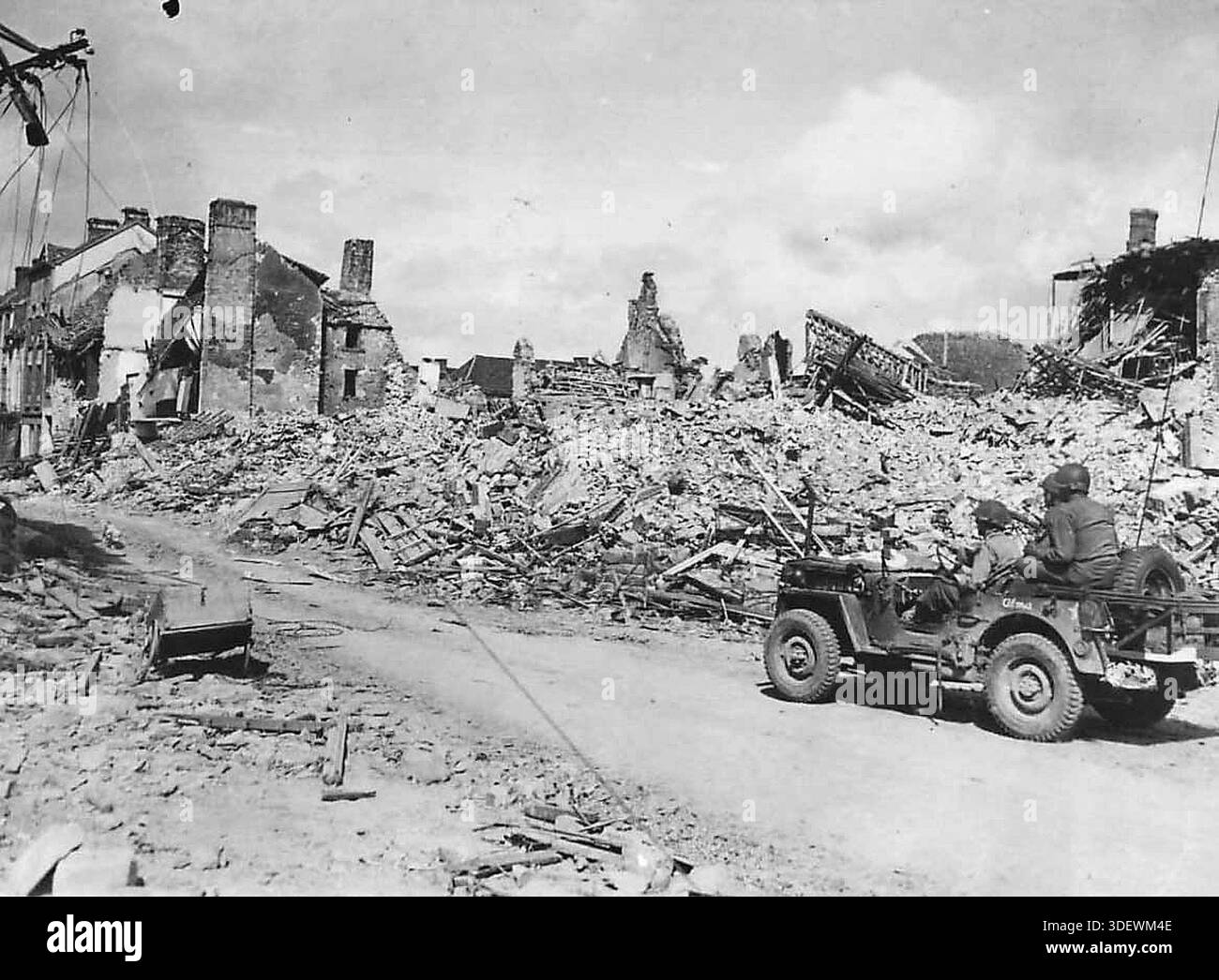1944 soldiers normandy town hi-res stock photography and images - Alamy